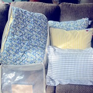 Tommy Hilfiger Queen Size Reversible comforter set with matching accent pillows